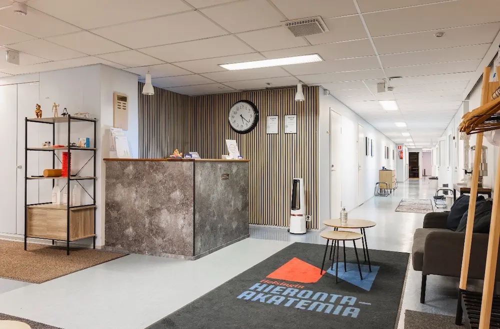 Helsingin Hieronta-Akatemian modernit ja viihtyisät koulutus- ja vastaanottotilat Helsingin Töölössä.